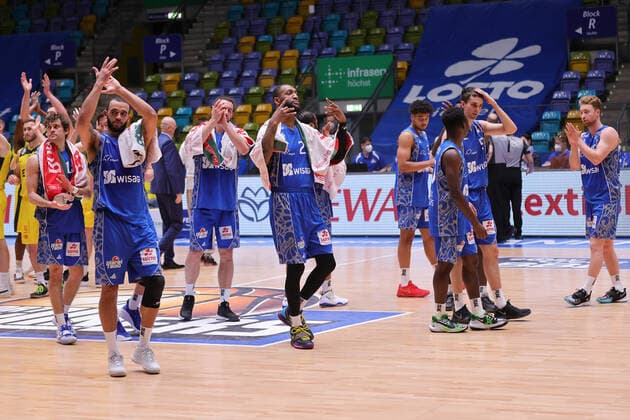 Fraport Skyliners EWE Baskets Oldenburg, easyCredit BBL The players of the Fraport Skyliners say goodbye to the audience Basketball match of the easyCredit BBL between the Fraport Skyliners and EWE Baskets Oldenburg on 2 May 2021 at the Fraport Arena in Frankfurt am Main , Frankfurt am Main Hesse Germany Fraport Arena