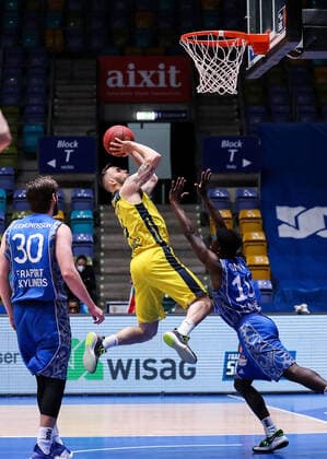 02 05 2021, xmkx, Basketball easyCredit BBL, Fraport Skyliners EWE Baskets Oldenburg v l Jon Axel Gudmundsson Fraport Skyliners , Keith Hornsby EWE Baskets Oldenburg , Alvin Oniya Fraport Skyliners DFL DFB REGULATIONS PROHIBIT ANY USE OF PHOTOGRAPHS as IMAGE SEQUENCES and or QUASI VIDEO emspor Frankfurt am Main
