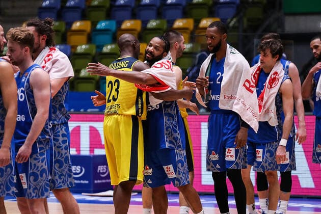 02 05 2021, xmkx, Basketball easyCredit BBL, Fraport Skyliners EWE Baskets Oldenburg v l Rickey Paulding EWE Baskets Oldenburg , Quantez Robertson Fraport Skyliners after final whistle DFL DFB REGULATIONS PROHIBIT ANY USE OF PHOTOGRAPHS as IMAGE SEQUENCES and or QUASI VIDEO emspor Frankfurt am Main