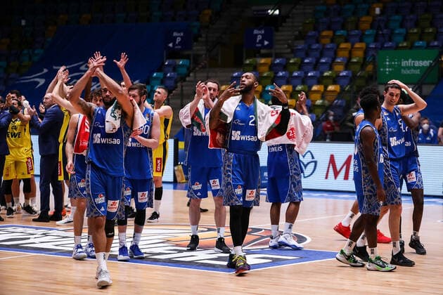 02 05 2021, xmkx, Basketball easyCredit BBL, Fraport Skyliners EWE Baskets Oldenburg v l Fraport Skyliners disappointed after final whistle DFL DFB REGULATES PROHIBIT ANY USE OF PHOTOGRAPHS as IMAGE SEQUENCES and or QUASI VIDEO emspor Frankfurt am Main