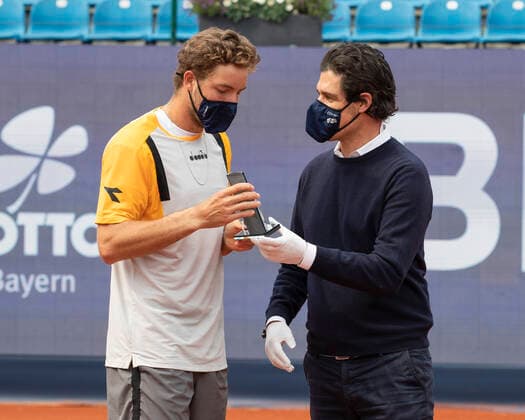 Dr Fabian Tross congratulates finalist Jan Lennard Struff GER Mens singles, award ceremony, presentation Copyright: xJuergenxHasenkopfx