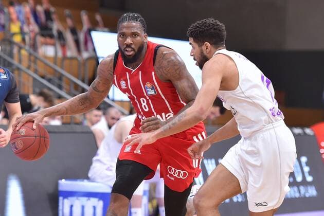 Jalen Reynolds FC Bayern Muenchen on the ball , Luke Nelson BG Goettingen R , Basketball, Bundesliga, BBL, BG Goettingen FC Bayern Muenchen, 02 05 2021, BG Goettingen FC Bayern Muenchen, Basketball, Bundesliga, GER, BBL, 02 05 2021 Goettingen Copyright: xEibner-Pressefotox-xRolandxSippelx