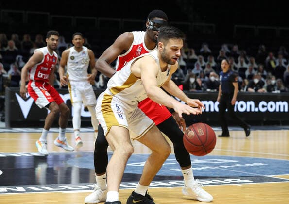 Löwen Braunschweig vs Bamberg, BBL Braunschweig, 02 05 2021, BASKETBALL easyCredit BBL Basketball Bundesliga, Löwen Braunschweig vs Brose Bamberg, season 2020 21 Benedikt Turudic Löwen Braunschweig , Shevon Thompson Brose Bamberg Braunschweig