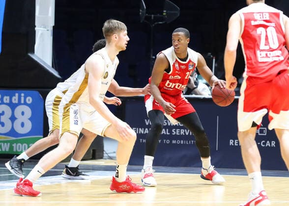 Löwen Braunschweig vs Bamberg, BBL Braunschweig, 02 05 2021, BASKETBALL easyCredit BBL Basketball Bundesliga, Löwen Braunschweig vs Brose Bamberg, season 2020 21 Luc van Slooten Löwen Braunschweig , Devon Hall Brose Bamberg Braunschweig
