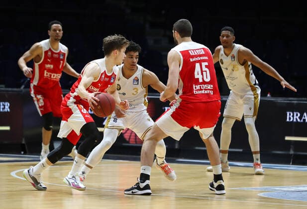 Löwen Braunschweig vs Bamberg, BBL Braunschweig, 02 05 2021, BASKETBALL easyCredit BBL Basketball Bundesliga, Löwen Braunschweig vs Brose Bamberg, Season 2020 21 Bennet Hundt Brose Bamberg , Garai Zeeb Löwen Braunschweig , David Kravish Brose Bamberg Braunschweig