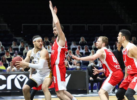 Löwen Braunschweig vs Bamberg, BBL Braunschweig, 02 05 2021, BASKETBALL easyCredit BBL Basketball Bundesliga, Löwen Braunschweig vs Brose Bamberg, season 2020 21 Gavin Schilling Löwen Braunschweig , David Kravish Brose Bamberg Braunschweig