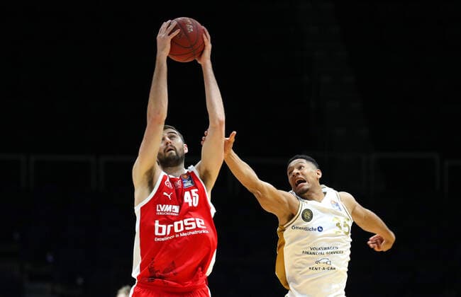 Löwen Braunschweig vs Bamberg, BBL Braunschweig, 02 05 2021, BASKETBALL easyCredit BBL Basketball Bundesliga, Löwen Braunschweig vs Brose Bamberg, season 2020 21 David Kravish Brose Bamberg , Karim Jallow Löwen Braunschweig Braunschweig