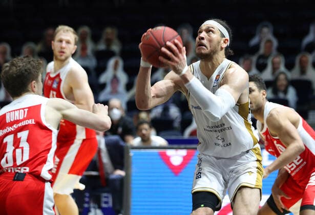 Löwen Braunschweig vs Bamberg, BBL Braunschweig, 02 05 2021, BASKETBALL easyCredit BBL Basketball Bundesliga, Löwen Braunschweig vs Brose Bamberg, season 2020 21 Bennet Hundt Brose Bamberg , Gavin Schilling Löwen Braunschweig Braunschweig