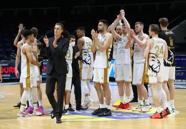 Löwen Braunschweig vs Bamberg, BBL Braunschweig, 02 05 2021, BASKETBALL easyCredit BBL Basketball Bundesliga, Löwen Braunschweig vs Brose Bamberg, season 2020 21 final cheer head coach Pete Strobl Löwen Braunschweig Braunschweig