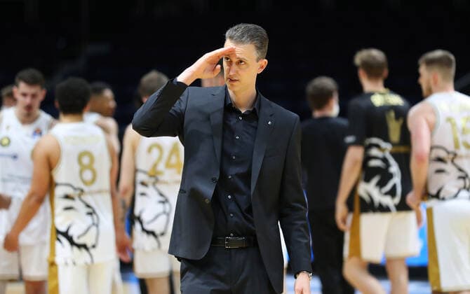 Löwen Braunschweig vs Bamberg, BBL Braunschweig, 02 05 2021, BASKETBALL easyCredit BBL Basketball Bundesliga, Löwen Braunschweig vs Brose Bamberg, season 2020 21 final cheer, head coach Pete Strobl Löwen Braunschweig Braunschweig