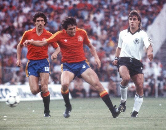 Fußball-Weltmeisterschaft 1982: Deutschland - Spanien 2:1 am 02.07.1982 in Madrid. Pierre Littbarski (rechts) Aktion gegen Rafel Gordillo , links Jesus Maria Zamora *** Football World Cup 1982 Germany Spain 2 1 on 02 07 1982 in Madrid Pierre Littbarski right action against Rafel Gordillo , left Jesus Maria Zamora HM