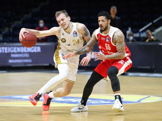 Löwen Braunschweig vs Bamberg, BBL Braunschweig, 02 05 2021, BASKETBALL easyCredit BBL Basketball Bundesliga, Löwen Braunschweig vs Brose Bamberg, season 2020 21 Amas Velicka Löwen Braunschweig , Tyler Larson Brose Bamberg Braunschweig