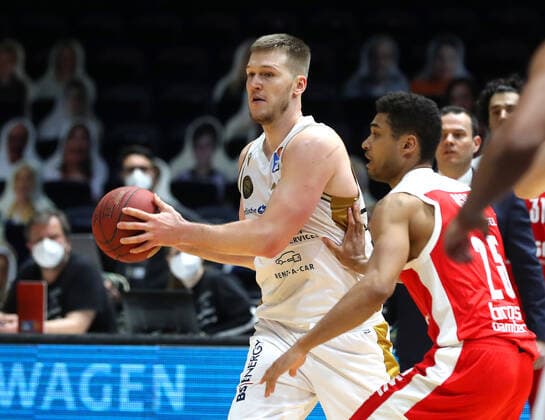 Löwen Braunschweig vs Bamberg, BBL Braunschweig, 02 05 2021, BASKETBALL easyCredit BBL Basketball Bundesliga, Löwen Braunschweig vs Brose Bamberg, season 2020 21 Martin Peterka Löwen Braunschweig , Kenneth Ogbe Brose Bamberg Braunschweig