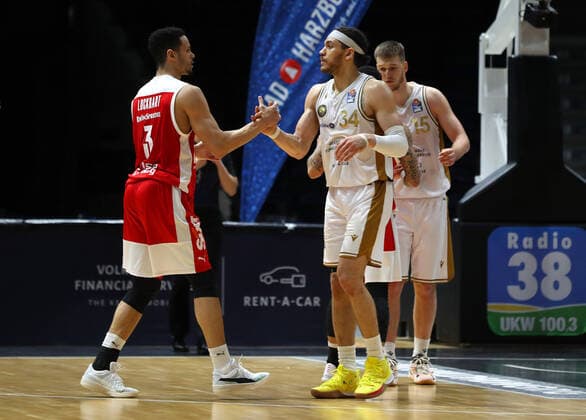 Löwen Braunschweig vs Bamberg, BBL Braunschweig, 02 05 2021, BASKETBALL easyCredit BBL Basketball Bundesliga, Löwen Braunschweig vs Brose Bamberg, season 2020 21 Dominic Lockhart Brose Bamberg , Gavin Schilling Löwen Braunschweig , Braunschweig