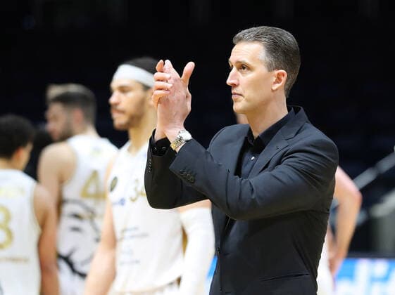 Löwen Braunschweig vs Bamberg, BBL Braunschweig, 02 05 2021, BASKETBALL easyCredit BBL Basketball Bundesliga, Löwen Braunschweig vs Brose Bamberg, season 2020 21 final cheer head coach Pete Strobl Löwen Braunschweig Braunschweig