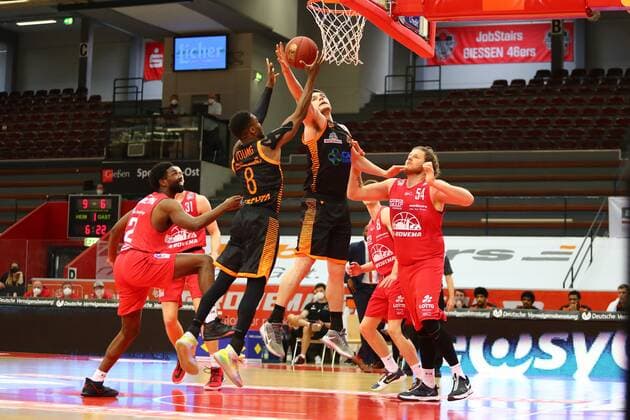 Duel at the basket, from left Isaac Hamilton Giessen , Josh Young Vechta , Will Vorhees Vechta , John Bryant Giessen Jobstairs Giessen 46ers vs Rasta Vechta, Basketball, Bundesliga, 02 05 2021 Jobstairs Giessen 46ers vs Rasta Vechta, Basketball, Bundesliga, 02 05 2021 Giessen Copyright: xEibner-Pressefotox EP_RWS