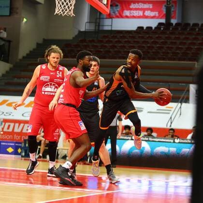 Josh Young Vechta in duel with Isaac Hamilton Giessen Jobstairs Giessen 46ers vs Rasta Vechta, Basketball, Bundesliga, 02 05 2021 Jobstairs Giessen 46ers vs Rasta Vechta, Basketball, Bundesliga, 02 05 2021 Giessen Copyright: xEibner-Pressefotox EP_RWS