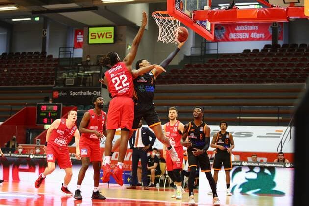Sha Markus Kennedy Vechta in duel with Chad Brown Giessen at the basket Jobstairs Giessen 46ers vs Rasta Vechta, Basketball, Bundesliga, 02 05 2021 Jobstairs Giessen 46ers vs Rasta Vechta, Basketball, Bundesliga, 02 05 2021 Giessen Copyright: xEibner-Pressefotox EP_RWS