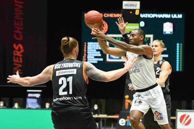 Isiaha Mike Niners Chemnitz center, Thomas Klepeisz Ratiopharm Ulm right and Dylan Osetkowski Ratiopharm Ulm left , Niners Chemnitz vs Ratiopharm Ulm, 02 05 2021, easycredit Basketball Bundesliga, GER, Season 2020 21 Niners Chemnitz vs Ratiopharm Ulm, 02 05 2021, easycredit Basketball Bundesliga, GER, Season 2020 21 Chemnitz Copyright: xBertxHarzer xEibner-xPressefotox