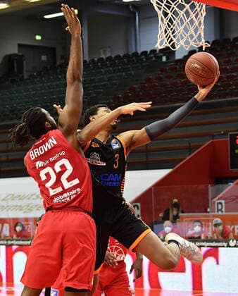 02 05 2021, xjhx, Basketball BBL Bundesliga, Giessen 46ers SC Rasta Vechta emspor, v l Chad Brown Giessen 46ers , Sha Markus Sha Markus Kennedy Rasta Vechta Giessen