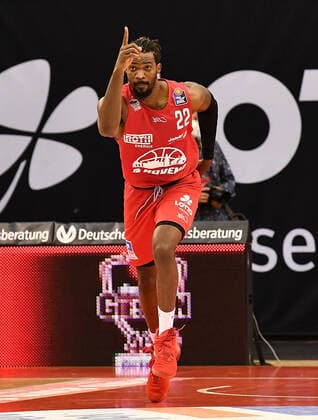02 05 2021, xjhx, Basketball BBL Bundesliga, Giessen 46ers SC Rasta Vechta emspor, v l Chad Brown Giessen 46ers cheers Giessen