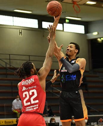 02 05 2021, xjhx, Basketball BBL Bundesliga, Giessen 46ers SC Rasta Vechta emspor, v l Chad Brown Giessen 46ers , Sha Markus Sha Markus Kennedy Rasta Vechta Giessen