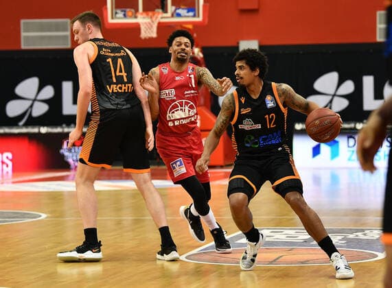 02 05 2021, xjhx, Basketball BBL Bundesliga, Giessen 46ers SC Rasta Vechta emspor, v l Philipp Herkenhoff Rasta Vechta , Diante Mautice Garrett Giessen 46ers , Edgar Sosa Rasta Vechta Giessen