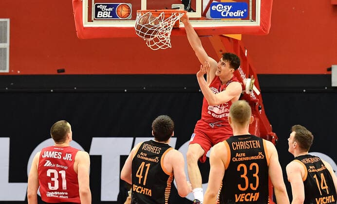 02 05 2021, xjhx, basketball BBL Bundesliga, Giessen 46ers SC Rasta Vechta emspor, v l Alen Pjanic Giessen 46ers at dunk Giessen