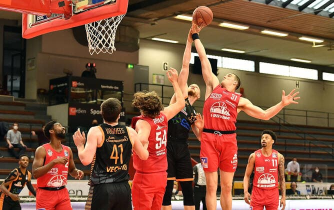 02 05 2021, xjhx, Basketball BBL Bundesliga, Giessen 46ers SC Rasta Vechta emspor, v l Isaac Brandon Hamilton Giessen 46ers , Will Vorhees Rasta Vechta , John Bryant Giessen 46ers , Robin Christen Rasta Vechta , Scotie James jr Giessen 46ers Giessen