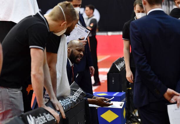02 05 2021, xjhx, Basketball BBL Bundesliga, Giessen 46ers SC Rasta Vechta emspor, v l coach Derrick Allen Rasta Vechta gives instructions, gestures, gesticulate with arms gives instructions, gesticulate Giessen