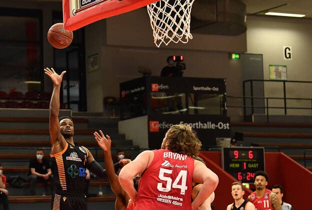 02 05 2021, xjhx, Basketball BBL Bundesliga, Giessen 46ers SC Rasta Vechta emspor, v l Josh Young Rasta Vechta Giessen.