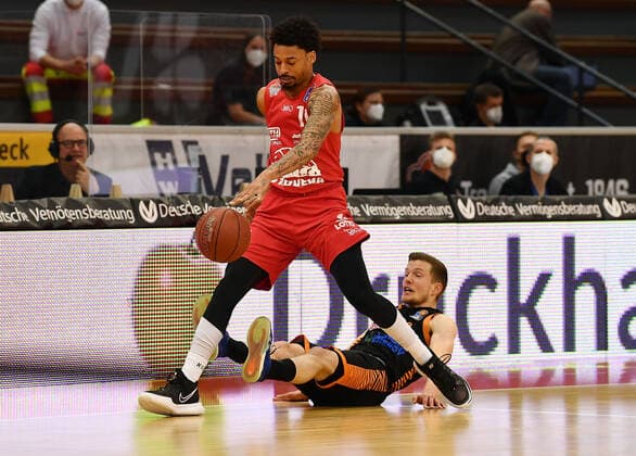 02 05 2021, xjhx, Basketball BBL Bundesliga, Giessen 46ers SC Rasta Vechta emspor, v l Diante Mautice Garrett Giessen 46ers , Jannes Hundt Rasta Vechta Giessen.