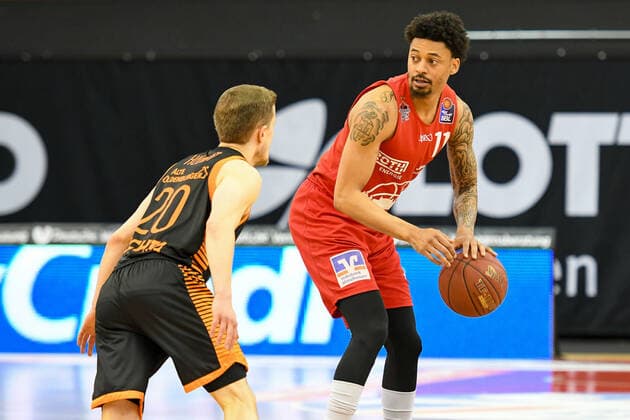 Jannes Hundt, Diante Garrett 32 Spieltag, Basketball Bundesliga, Basketball season 2020 2021, Germany, easyCredit BBL, Germany, Giessen 46ers, giessen red, men, Jobstairs GIESSEN 46ers Rasta Vechta, men, Vechta in black