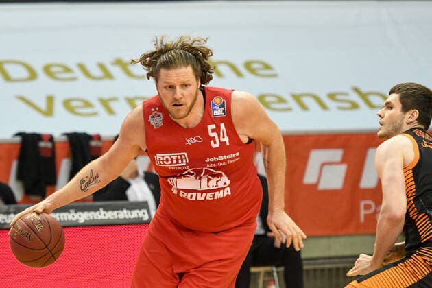 John Bryant, Will Vorhees 32 Spieltag, Basketball Bundesliga, Basketball season 2020 2021, Germany, easyCredit BBL, Germany, Giessen 46ers, giessen red, men, Jobstairs GIESSEN 46ers Rasta Vechta, men, Vechta in black