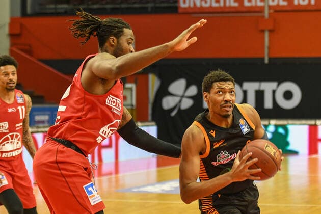 Chad Brown, Kennedy Sha Markus 32 Spieltag, Basketball Bundesliga, Basketball season 2020 2021, Germany, easyCredit BBL, Germany, Giessen 46ers, giessen red, men, Jobstairs GIESSEN 46ers Rasta Vechta, men, Vechta in black