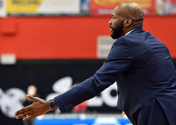 02 05 2021, xjhx, Basketball BBL Bundesliga, Giessen 46ers SC Rasta Vechta emspor, v l coach Derrick Allen Rasta Vechta gives instructions, gestures, gesticulate with arms gives instructions, gesticulate Giessen