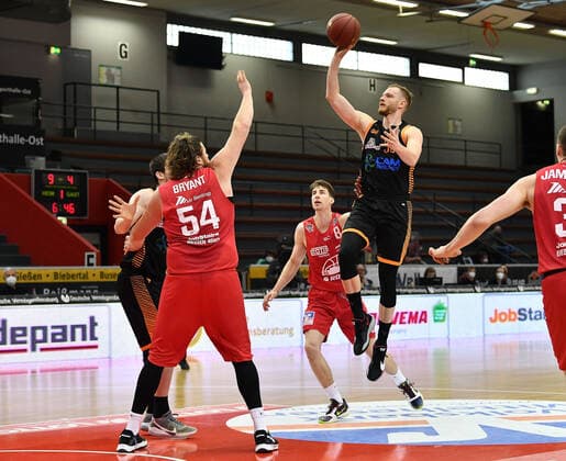 02 05 2021, xjhx, Basketball BBL Bundesliga, Giessen 46ers SC Rasta Vechta emspor, v l John Bryant Giessen 46ers , Robin Christen Rasta Vechta Giessen