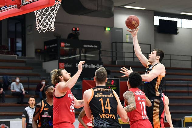 02 05 2021, xjhx, Basketball BBL Bundesliga, Giessen 46ers SC Rasta Vechta emspor, v l John Bryant Giessen 46ers , Philipp Herkenhoff Rasta Vechta , Diante Mautice Garrett Giessen 46ers , Will Vorhees Rasta Vechta Giessen