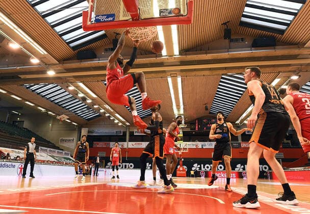 02 05 2021, xjhx, Basketball BBL Bundesliga, Giessen 46ers SC Rasta Vechta emspor, v l Chad Brown Giessen 46ers at dunk Giessen.