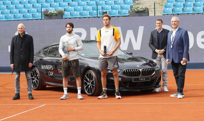 Tennis BMW Open 2021 at MTTC Iphitos in Munich Final The two finalists Nikoloz Basilashvili, left BMW board member Pieter Nota, right Patrick Kühnen and Minister of the Interior Joachim Herrmann Munich Bavaria Germany Facility of MTTC Iphitos