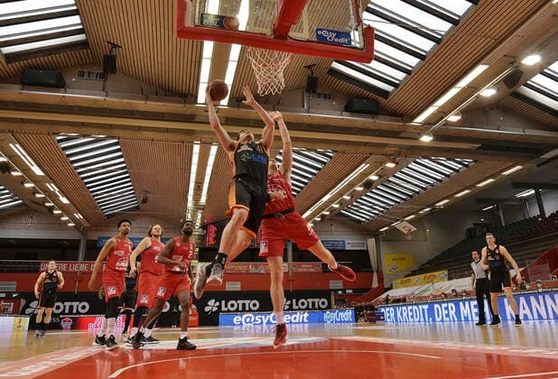 02 05 2021, xjhx, Basketball BBL Bundesliga, Giessen 46ers SC Rasta Vechta emspor, v l Will Vorhees Rasta Vechta , Scotie James jr Giessen 46ers Giessen.