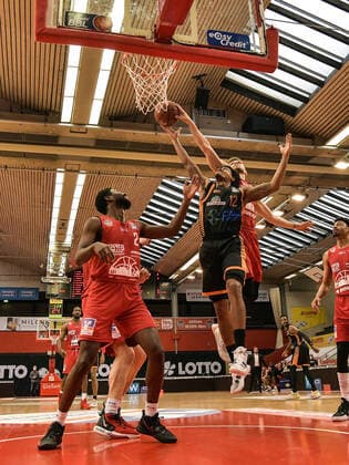 02 05 2021, xjhx, Basketball BBL Bundesliga, Giessen 46ers SC Rasta Vechta emspor, v l Isaac Brandon Hamilton Giessen 46ers , Edgar Sosa Rasta Vechta , Ferdinand Zylka Giessen 46ers Giessen.