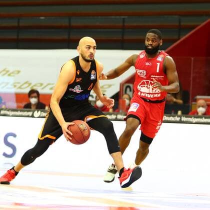 Stefan Peno Vechta vs Jonathan Stark Giessen Jobstairs Giessen 46ers vs Rasta Vechta, basketball, Bundesliga, 02 05 2021 Jobstairs Giessen 46ers vs Rasta Vechta, basketball, Bundesliga, 02 05 2021 Giessen Copyright: xEibner-Pressefotox EP_RWS