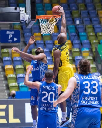 Fraport Skyliners EWE Baskets Oldenburg, easyCredit BBL Rickey Paulding Oldenburg, 23 hits the ball into the net, Quantez Robertson Fraport Skyliners, 23 can not intervene Basketball match of the easyCredit BBL between Fraport Skyliners and EWE Baskets Oldenburg on 2 May 2021 at Fraport Arena in Frankfurt am Main , Frankfurt am Main Hesse Germany Fraport Arena
