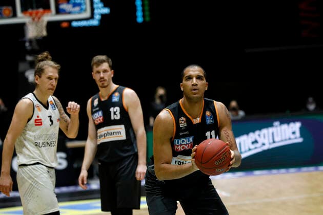 02 05 2021, easyCredit Basketball Bundesliga, BBL, 2020 2021 season, men, Chemnitz Niners Ratiopharm Ulm Isaiah Wilkins, Ratiopharm Ulm at free throw Chemnitz Messe Chemnitz Sachsen Germany