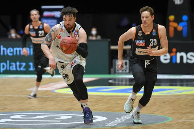 Duel between Dominique Johnson Niners Chemnitz left and Patrick Heckmann Ratiopharm Ulm right , Niners Chemnitz vs Ratiopharm Ulm, 02 05 2021, easycredit Basketball Bundesliga, GER, Saison 2020 21 Niners Chemnitz vs Ratiopharm Ulm, 02 05 2021, easycredit Basketball Bundesliga, GER, Saison 2020 21 Chemnitz Copyright: xBertxHarzer xEibner-xPressefotox
