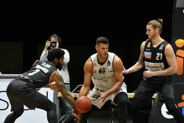 Cameron Clark Ratiopharm Ulm left , Filip Stanic Niners Chemnitz center and Dylan Osetkowski Ratiopharm Ulm right , Niners Chemnitz vs Ratiopharm Ulm, 02 05 2021, easycredit Basketball Bundesliga, GER, season 2020 21 Niners Chemnitz vs Ratiopharm Ulm, 02 05 2021, easycredit Basketball Bundesliga, GER, season 2020 21 Chemnitz Copyright: xBertxHarzer xEibner-xPressefotox
