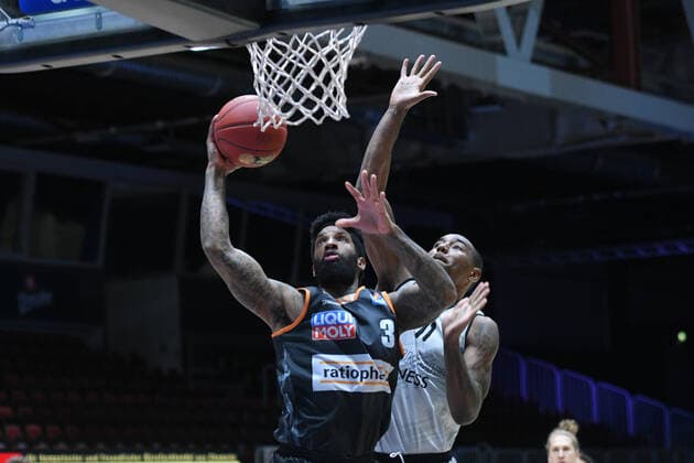 Cameron Clark Ratiopharm Ulm left and Isiaha Mike Niners Chemnitz right , Niners Chemnitz vs Ratiopharm Ulm, 02 05 2021, easycredit Basketball Bundesliga, GER, Season 2020 21 Niners Chemnitz vs Ratiopharm Ulm, 02 05 2021, easycredit Basketball Bundesliga, GER, Season 2020 21 Chemnitz Copyright: xBertxHarzer xEibner-xPressefotox