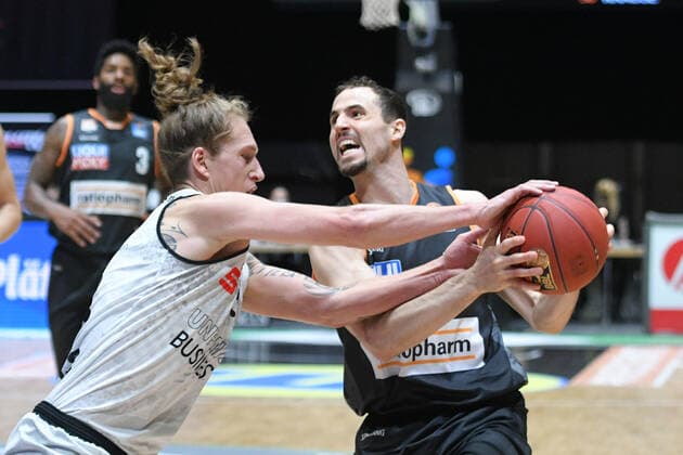 Malte Ziegenhagen Niners Chemnitz left and John Petrucelli Ratiopharm Ulm right , Niners Chemnitz vs Ratiopharm Ulm, 02 05 2021, easycredit Basketball Bundesliga, GER, Season 2020 21 Niners Chemnitz vs Ratiopharm Ulm, 02 05 2021, easycredit Basketball Bundesliga, GER, Season 2020 21 Chemnitz Copyright: xBertxHarzer xEibner-xPressefotox