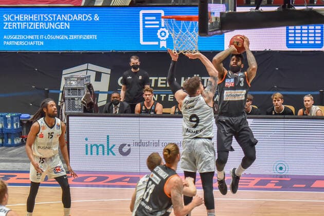 Chemnitz, Germany 02 May 2021 BBL 2020 2021 Niners Chemnitz vs Ratiopharm Ulm v li in duel Dominique Johnson Chemnitz and Cameron Clark Ulm during basket toss Fair Chemnitz Saxony Copyright: xFotostandx xDostmannx